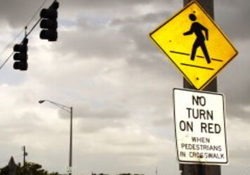 アメリカ ハワイ 交通ルール 赤信号 赤信号でも右折 レンタカー ドライブ ハーツレンタカー