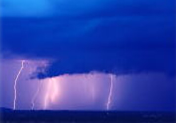 オーストラリアの郊外ドライブは道路変化、天候の変化に注意