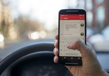 ながら運転に注意、スマホ触ると罰金