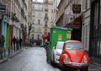 石畳の坂道は上るクルマが優先